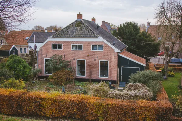 
Aanbouw woning met zwarte kozijnen