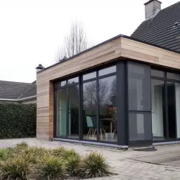 aanbouw met lattenwanden